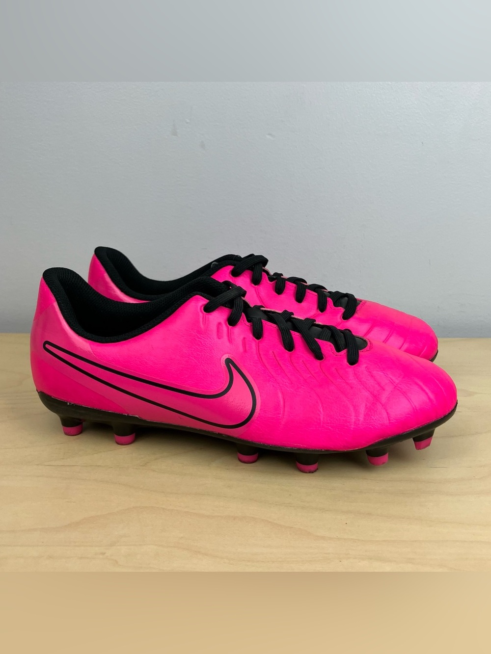 Nike Girls Kids Size 5.5Y Jr. Tiempo Legend Club FG/MG Pink Black Soccer Cleats.